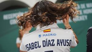 Díaz Ayuso felicita a los equipos de hockey hierba del Real Club de Campo Villa de Madrid tras su doblete ligero: “Sois parte de la historia del deporte” La presidenta recibiendo en la Real Casa de Postas a jugadores y a cuerpo técnico de los clubes masculino y femenino