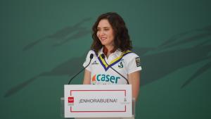 Díaz Ayuso felicita a los equipos de hockey hierba del Real Club de Campo Villa de Madrid tras su doblete ligero: “Sois parte de la historia del deporte” La presidenta recibiendo en la Real Casa de Postas a jugadores y a cuerpo técnico de los clubes masculino y femenino