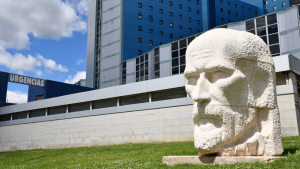 Imagen de fachada del Hospital Universitario Ramón y Cajal