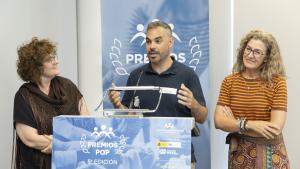 Adolfo Ibáñez agradeciendo el reconocimiento al programa acompáñame en el atril flanqueado por Lola Moreno y Paloma Casado
