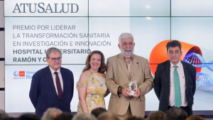 Imagen del director gerente del Hospital Universitario Ramón y Cajal recogiendo el premio