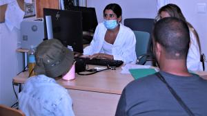 Personal sanitario durante una revisión médica de un menor en acogida