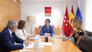 El consejero García Martín junto a la nueva presidenta de la Asociación de Víctimas del Terrorismo (AVT), Lucía Ruiz