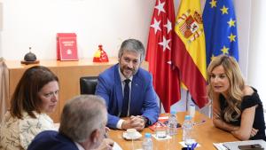 El consejero García Martín junto a la nueva presidenta de la Asociación de Víctimas del Terrorismo (AVT), Lucía Ruiz