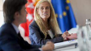 La consejera Albert con la Junta Directiva de la Asociación de Empresas del Comercio y la Industria del Metal