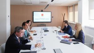 La consejera Albert con la Junta Directiva de la Asociación de Empresas del Comercio y la Industria del Metal