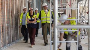 La Comunidad de Madrid creará 1.000 plazas escolares públicas en el barrio de El Cañaveral, en el distrito madrileño de Vicálvaro La consejera Zarzalejo en las obras del nuevo instituto público de El Cañaveral