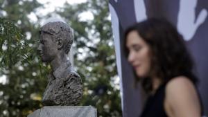 Díaz Ayuso: “España seguirá alzando la mirada recordando quién fue Miguel Ángel Blanco mientras que los que apoyaron a los herederos de ETA por un puñado de votos bajarán la cabeza” La presidenta Isabel Díaz Ayuso en el homenaje a Miguel Ángel Blanco