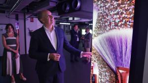 La Comunidad de Madrid y LG Electronics exploran el potencial de la IA en las plataformas de comunicación con los ciudadanos El consejero López-Valverde en el Centro de Innovación de LG Electronics