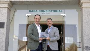 El consejero Miguel Ángel García Martín durante su visita a actuaciones en Alpedrete para mejorar las infraestructuras y los servicios públicos