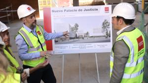 La Comunidad de Madrid avanza en la construcción de los nuevos juzgados de Collado Villalba El consejero García Martín en la construcción de los nuevos juzgados de Collado Villalba