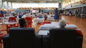 Personas en un polideportivo evacuadas de sus casas por los incendios