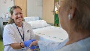 Imagen de enfermera con paciente en el Hospital Universitario Ramón y Cajal