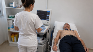 Realización de un electrocardiograma en el Hospital de La Princesa