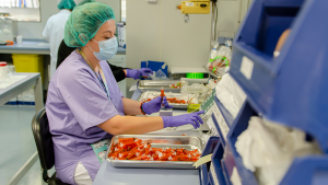 Farmacéutica del Hospital Gregorio Marañón trabajando con fármacos Servicio de Farmacia del Gregorio Marañón