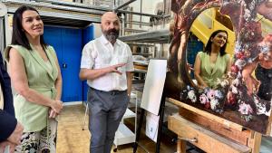 La consejera Mercedes Zarzalejo durante su visita a la Escuela Superior de Conservación y Restauración de Bienes Culturales donde alumnos están restaurando los retablos de la catedral de Cuenca