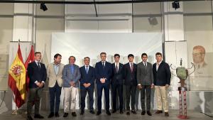 El consejero Carlos Novillo durante la presentación de la final de la VI Copa Chenel con los tres diestros que se han clasificado para disputarla