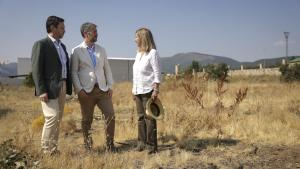 La Comunidad de Madrid invierte cerca de 3 millones de euros en la nueva sede de la Mancomunidad de la Sierra Norte que dará servicio a 42 municipios El consejero García Martín en su visita a la localidad de Lozoyuela