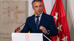 El consejero Carlos Novillo durante la presentación de la final de la VI Copa Chenel con los tres diestros que se han clasificado para disputarla