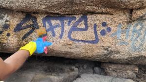 Limpieza de pintadas en el área natural protegida de La Pedriza