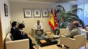 Novillo recibe a los finalistas de la VI edición del Circuito de Novilladas 2026 El consejero Carlos Novillo durante la reunión con Sergio Rollón, Juan Pablo Ibarra y López Ortega