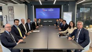 El consejero Miguel López-Valverde durante su reunión para avanzar en la estrategia de modernización de los servicios públicos