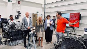 Albert visita las nuevas instalaciones de Renault Trucks La consejera Rocío Albert durante la visita para conocer de primera mano las inversiones de la multinacional francesa en la región