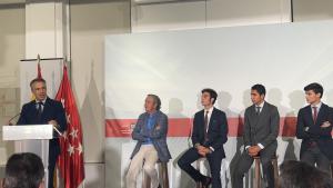 El consejero Carlos Novillo durante la presentación de la final de la VI Copa Chenel con los tres diestros que se han clasificado para disputarla