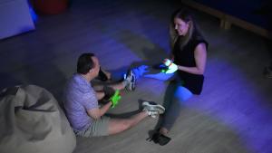 Dávila visita una de las nuevas salas Snoezelen La consejera Ana Dávila durante su visita a una de las nuevas salas de estimulación sensorial y cognitiva para personas con discapacidad y mayores en situación de dependencia instaladas en 13 centros públicos