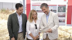 La Comunidad de Madrid invierte cerca de 3 millones de euros en la nueva sede de la Mancomunidad de la Sierra Norte que dará servicio a 42 municipios El consejero García Martín en su visita a la localidad de Lozoyuela