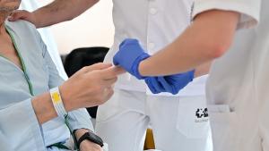 Profesionales sanitarios haciendo una prueba a un paciente 
