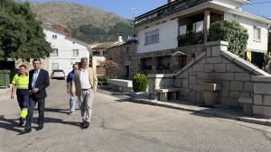 La Comunidad de Madrid destina 1,3 millones de euros para modernizar las infraestructuras educativas y deportivas de Valdemanco El viceconsejero Sánchez en Valdemarco y Becerril de la Sierra