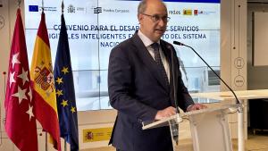 El consejero Miguel López-Valverde durante la firma con Red.es un Convenio de Servicios Digitales Inteligentes del Sistema Nacional de Salud enfocado al desarrollo de infraestructuras basadas en inteligencia artificial y en datos analíticos para mejorar la calidad asistencial