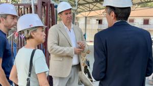 La Comunidad de Madrid destina 1,3 millones de euros para modernizar las infraestructuras educativas y deportivas de Valdemanco El viceconsejero Sánchez en Valdemarco y Becerril de la Sierra