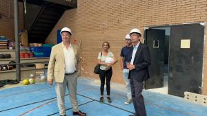 La Comunidad de Madrid destina 1,3 millones de euros para modernizar las infraestructuras educativas y deportivas de Valdemanco El viceconsejero Sánchez en Valdemarco y Becerril de la Sierra