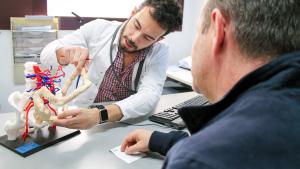 Cirujano y paciente en consulta