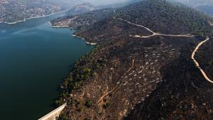 La presidenta Isabel Díaz Ayuso sobrevolando el terreno afectado por los incendios de la Sierra Oeste