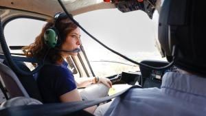 La presidenta Isabel Díaz Ayuso sobrevolando el terreno afectado por los incendios de la Sierra Oeste