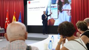 La Comunidad de Madrid evalúa con usuarios mayores de 65 años el funcionamiento de la Tarjeta Sanitaria Virtual para adaptarla a sus necesidades López-Valverde en un laboratorio ciudadano, celebrado en el Centro Digitaliza Madrid
