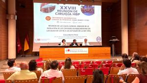 Participantes en el salón de actos del hospital atienden a la mesa inaugural de la jornada sobre cáncer de páncreas
