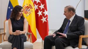 La presidenta Isabel Díaz Ayuso junto a Edmundo González