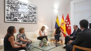 La presidenta Isabel Díaz Ayuso junto a Edmundo González