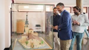 El consejero García Martín en su visita la localidad de Velilla de San Antonio