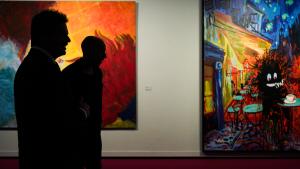 La Comunidad de Madrid regresa a La Movida con una exposición en la Sala Alcalá 31 que incluye obras de Ouka Leele, Ceesepe o Costus El consejero De Paco Serrano en la inauguración de La Movida