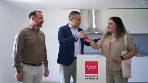 La Comunidad de Madrid alcanza las 473 viviendas finalizadas del Plan Vive en Colmenar Viejo con la entrega de otras 110 El consejero Rodrigo en la entrega de llaves de las promociones Navallar y La Maquinilla