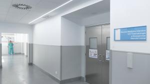 Médico al lado de una cama de hospital