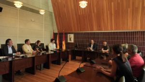 El consejero Miguel López-Valverde durante la presentación en Meco del balance de los primeros meses de la plataforma para la gestión de servicios públicos en pequeños ayuntamientos