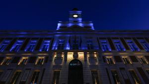 La fachada de la Real Casa de Correos iluminada con los colores de la bandera de Ucrania por el 35º aniversario de su independencia