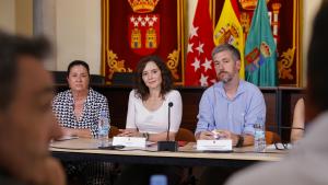 Díaz Ayuso anuncia que ya están en marcha o finalizadas más del 88% de las 43 medidas urgentes para reconstruir la Sierra Oeste La presidenta Isabel Díaz Ayuso en Villa del Prado