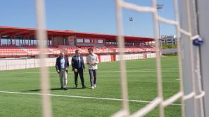 El consejero Mariano de Paco Serrano durante su visita en Torrejón de Ardoz a las instalaciones de la Ciudad Deportiva de la RFFM